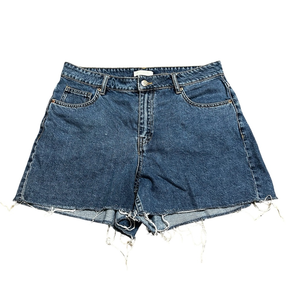 High-waisted blue denim shorts with frayed hem